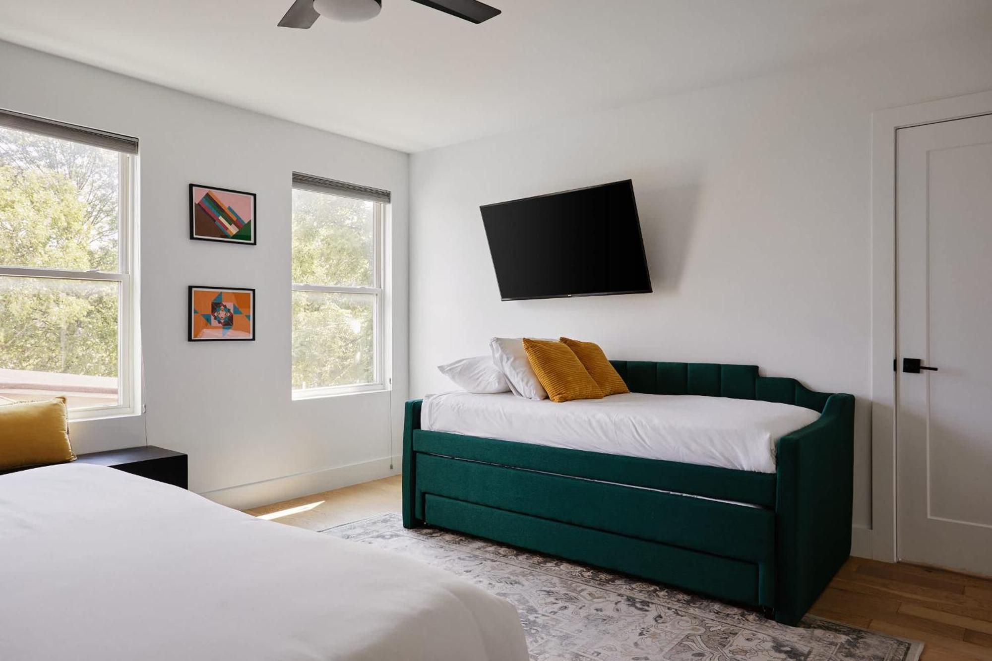 Stylish 3 Bed Retreat, Rooftop, Parking, Sleeps 10, Ensuite Baths, Bunk Room, Gourmet Kitchen, Cozy Living Space, Rooftop Views & Fire Table, Near Downtown, Distilleries & Marathon Village, 24 Hr Hospitality