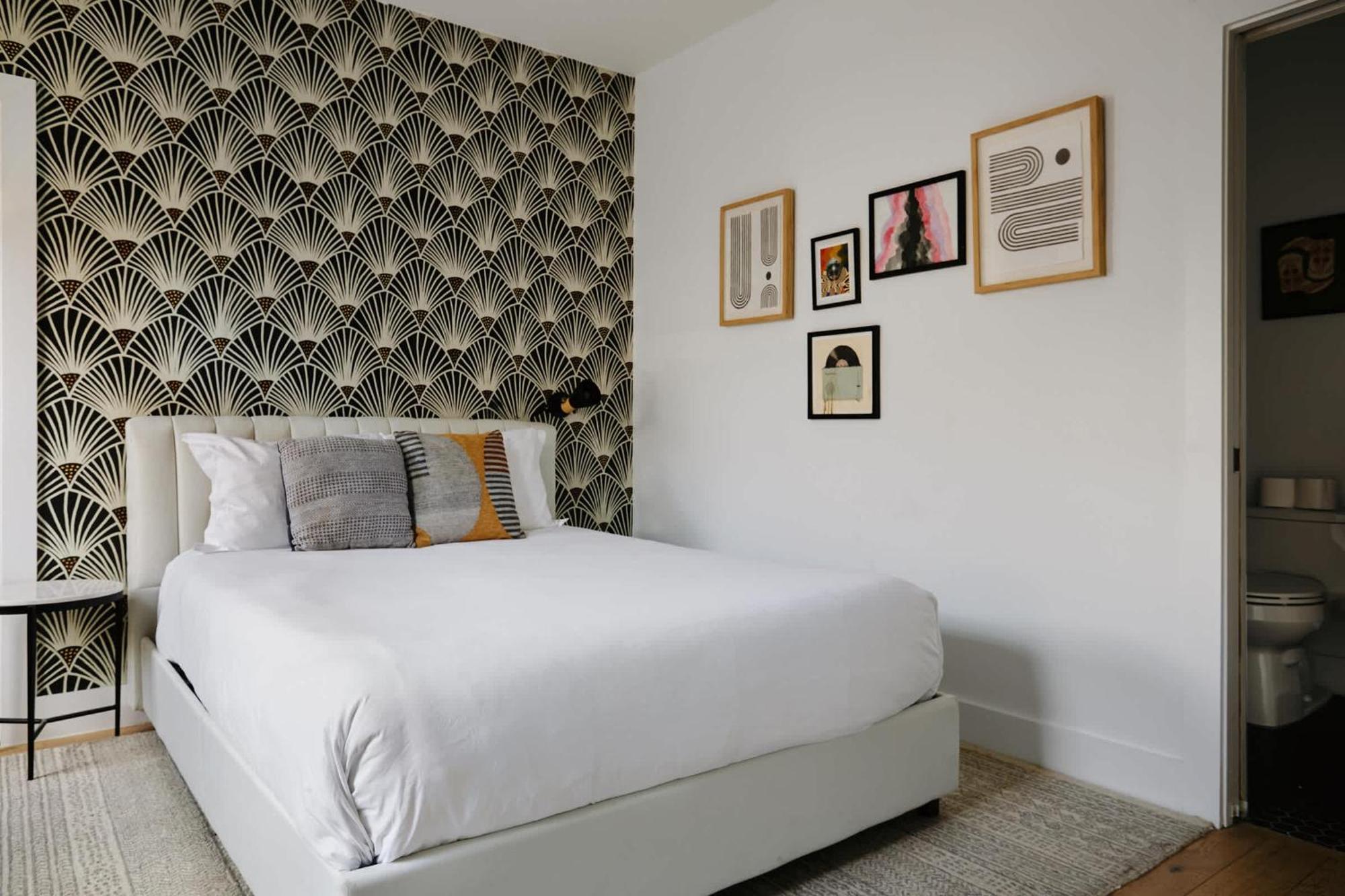 Stylish 3 Bed Retreat, Rooftop, Parking, Sleeps 10, Ensuite Baths, Bunk Room, Gourmet Kitchen, Cozy Living Space, Rooftop Views & Fire Table, Near Downtown, Distilleries & Marathon Village, 24 Hr Hospitality Nashville