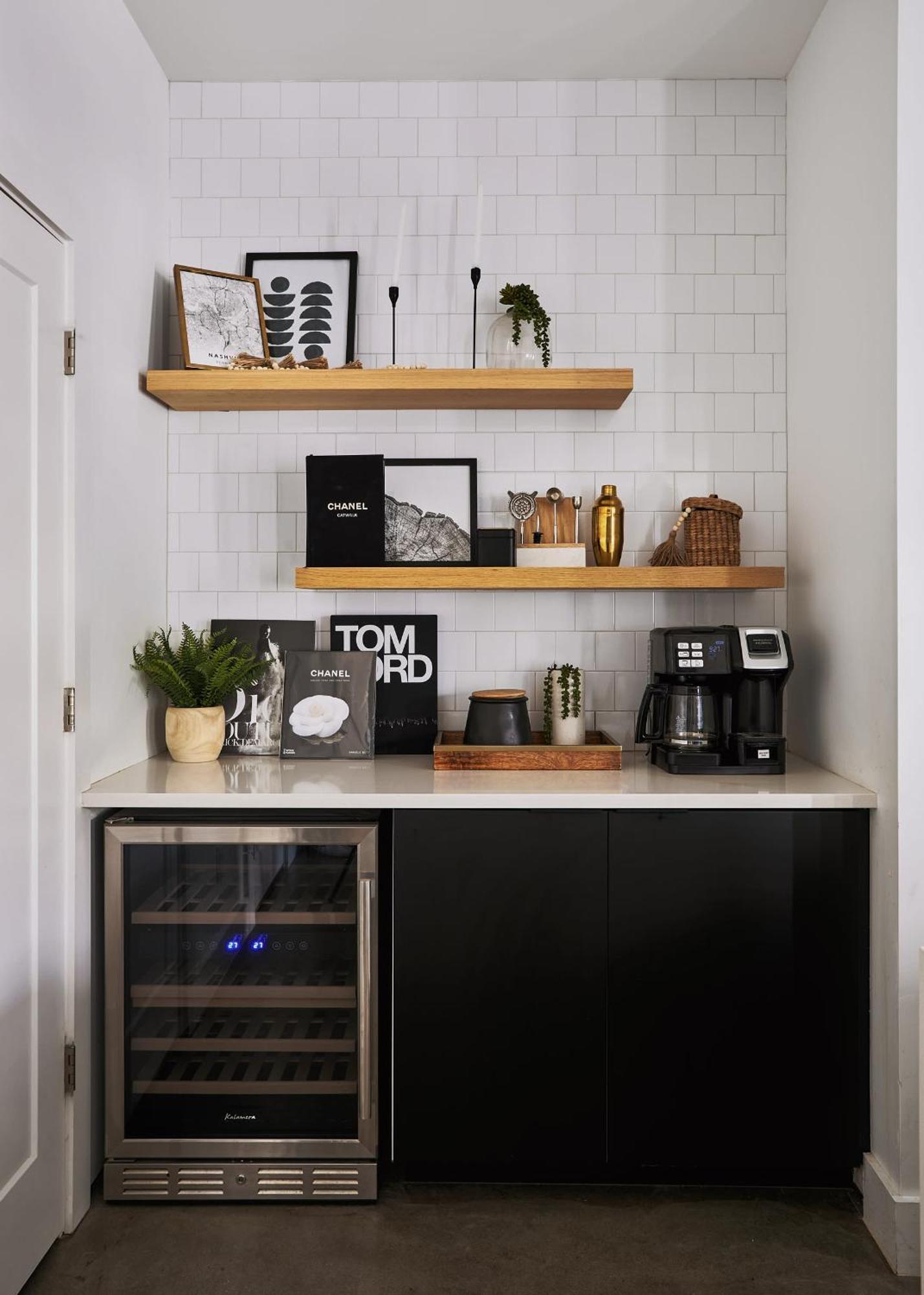 Holiday home Stylish 3 Bed Retreat, Rooftop, Parking, Sleeps 10, Ensuite Baths, Bunk Room, Gourmet Kitchen, Cozy Living Space, Rooftop Views & Fire Table, Near Downtown, Distilleries & Marathon Village, 24 Hr Hospitality