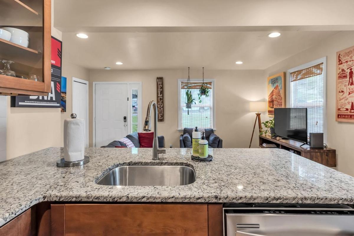 Prime East Nash Location - 5 Mins To Broadway Holiday home *