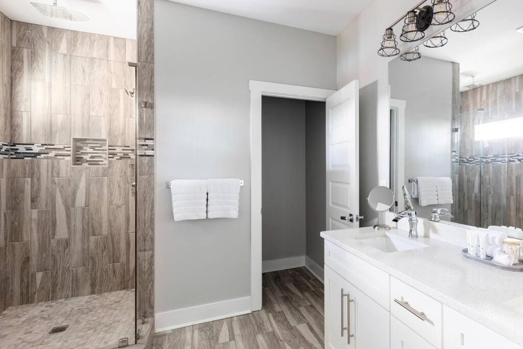 Hot Tub, Fire Pit, King Bd & Ig Opps - 5 Min To Dt