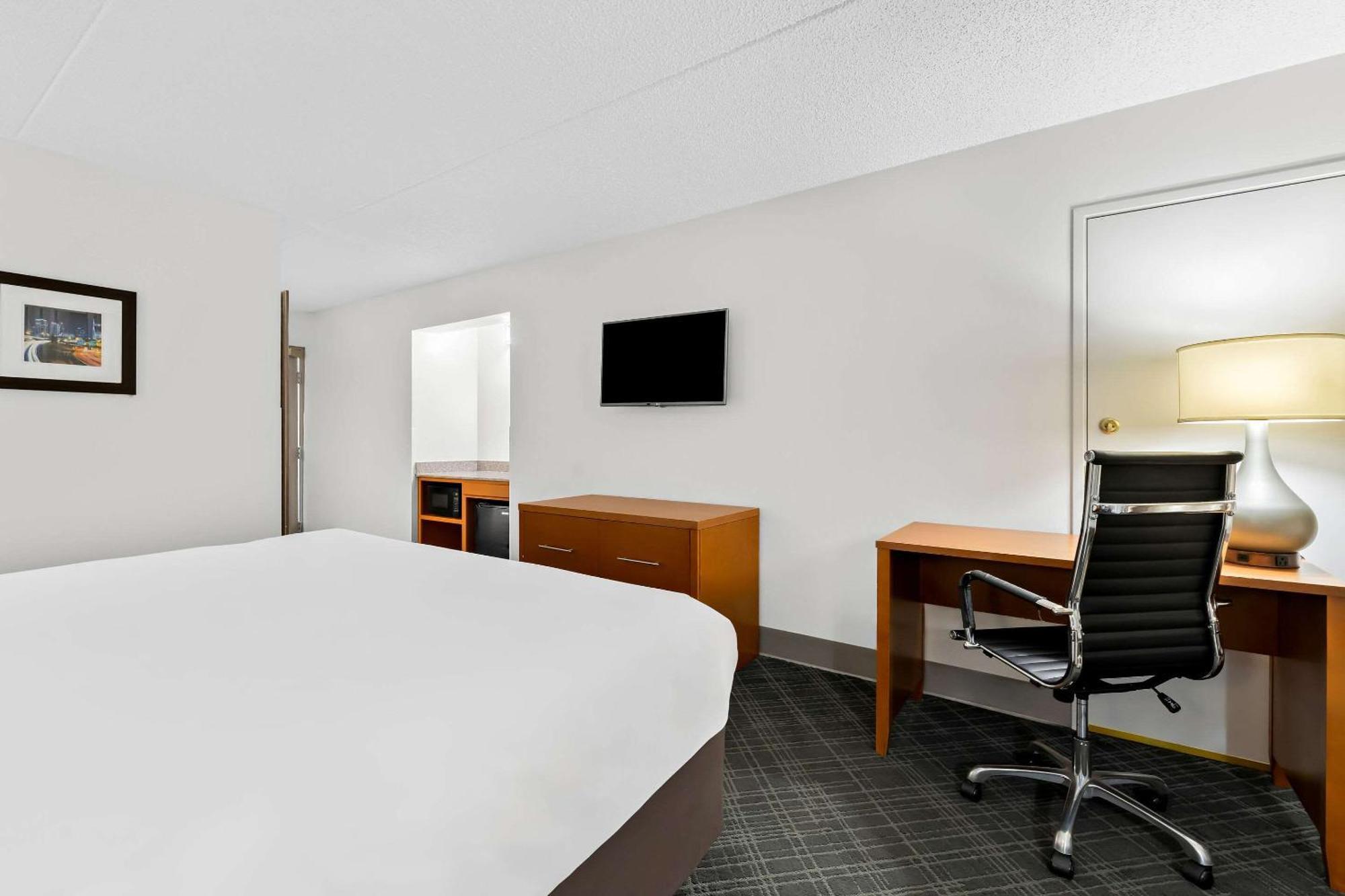 Comfort & Near Tanger Outlets I-24 Antioch Hotel