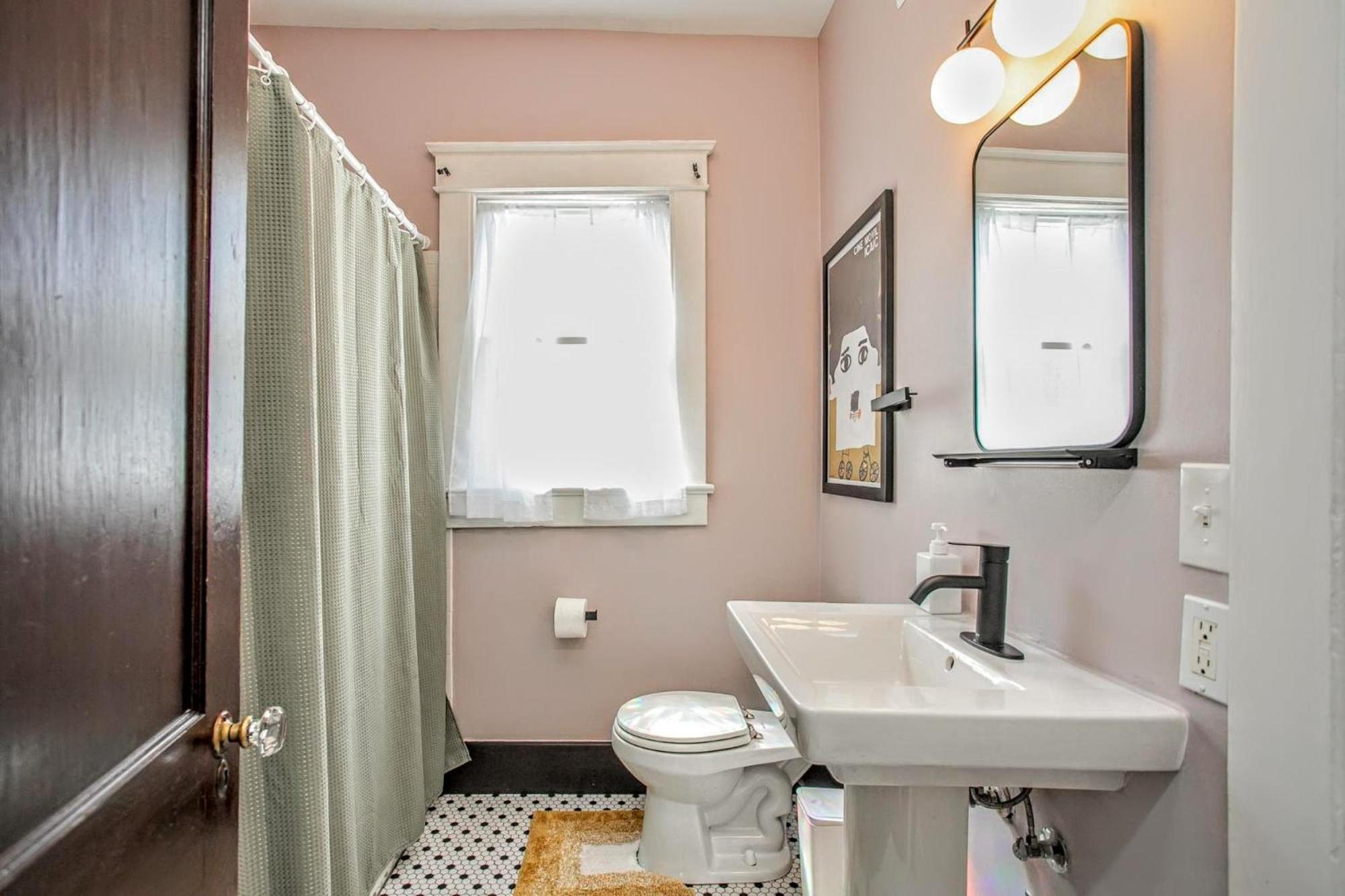 Bright In Hip East Walk To 5 Points - Only 2 Miles To Downtown