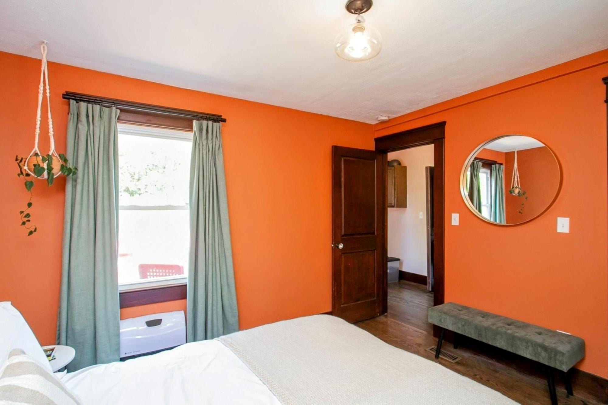 Holiday home Bright In Hip East Walk To 5 Points - Only 2 Miles To Downtown *