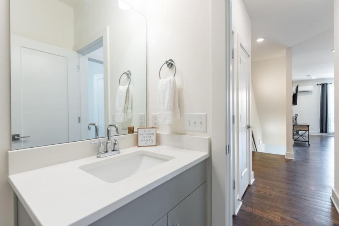 6 Bedroom Quiet Townhome! 6min To Airport & 15min To Downtown! *