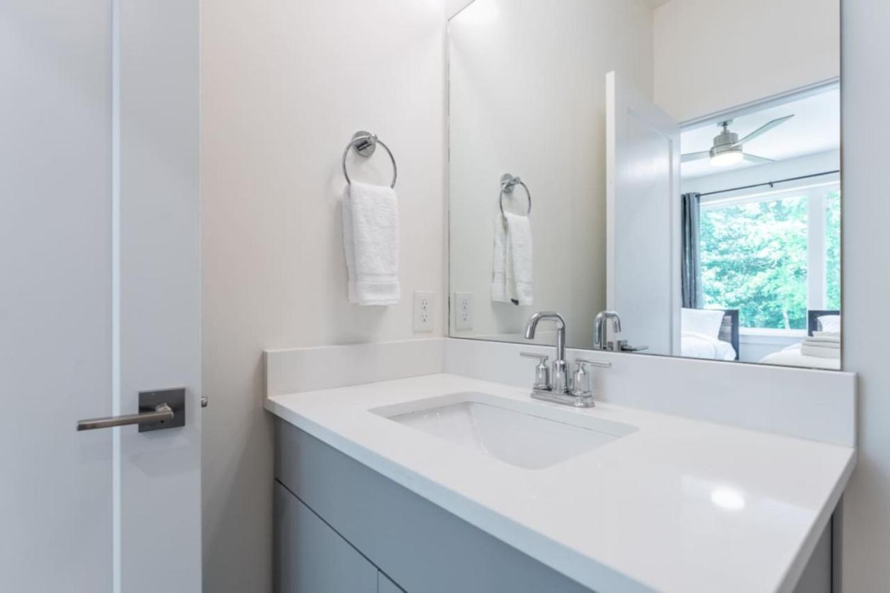 6 Bedroom Quiet Townhome! 6min To Airport & 15min To Downtown! *