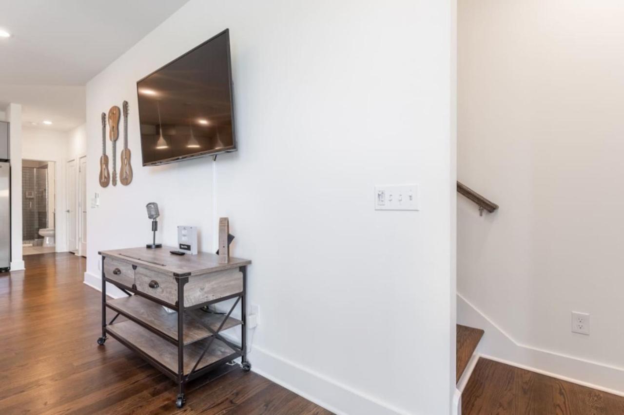 6 Bedroom Quiet Townhome! 6min To Airport & 15min To Downtown! Nashville