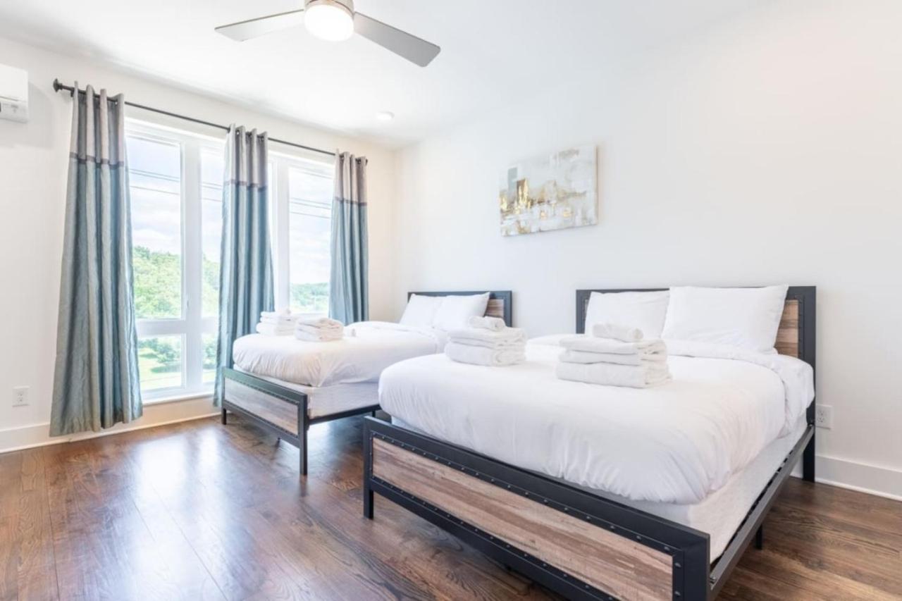 6 Bedroom Quiet Townhome! 6min To Airport & 15min To Downtown! Holiday home