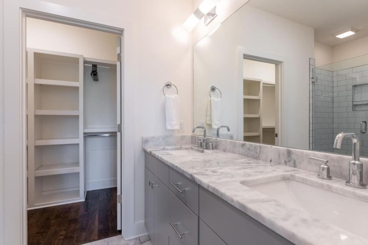 6 Bedroom Quiet Townhome! 6min To Airport & 15min To Downtown! *