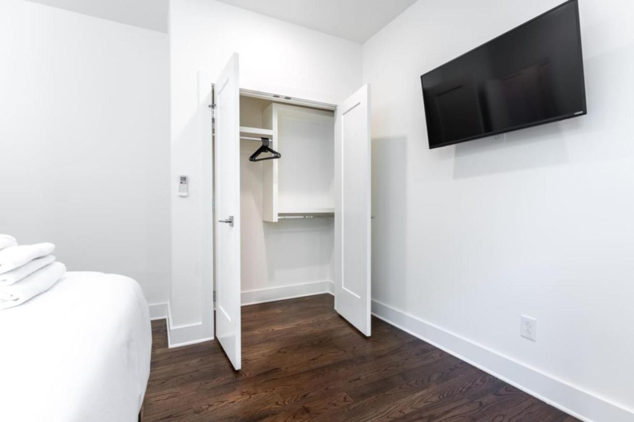 6 Bedroom Quiet Townhome! 6min To Airport & 15min To Downtown! Holiday home