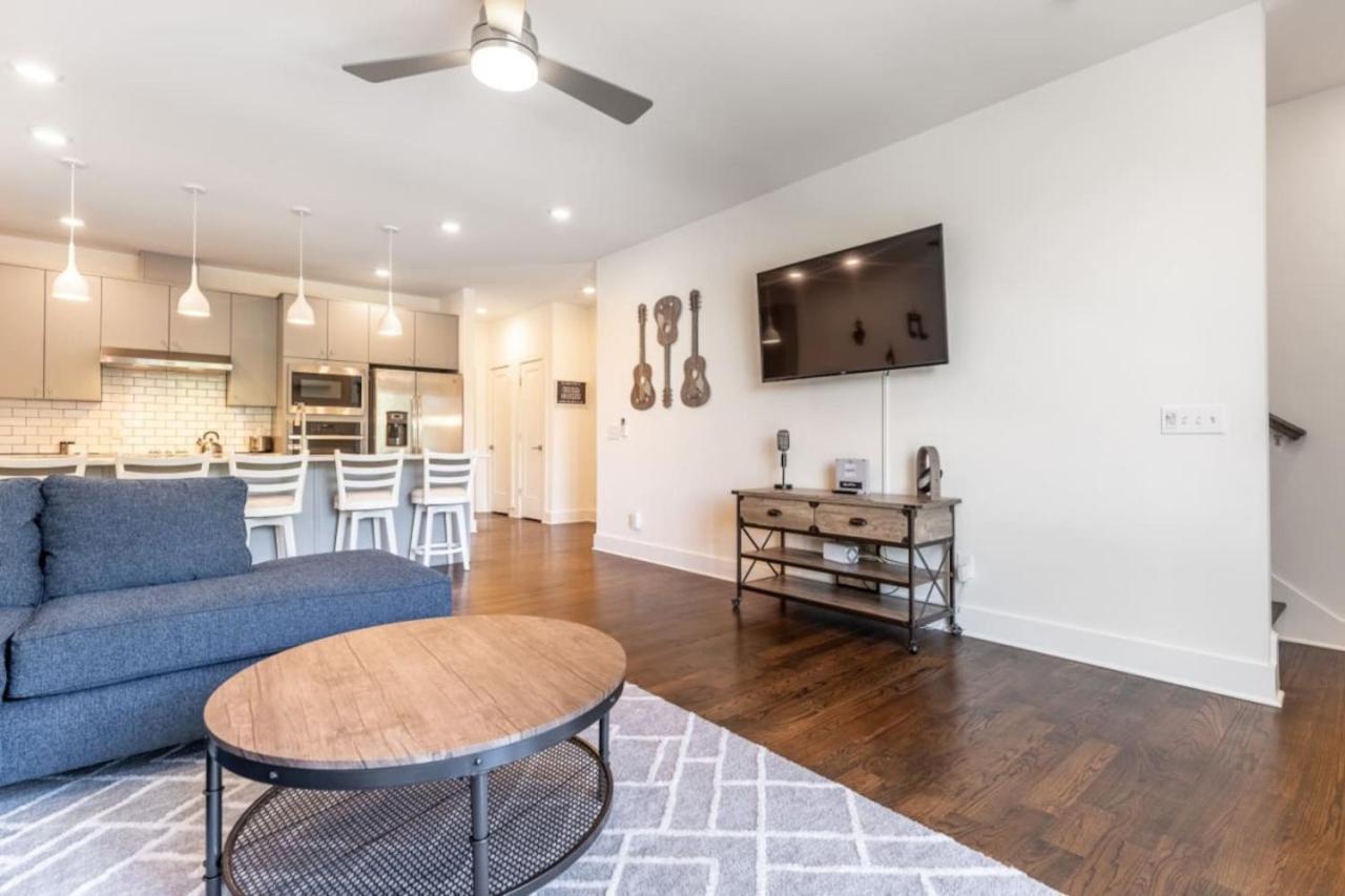 6 Bedroom Quiet Townhome! 6min To Airport & 15min To Downtown! *