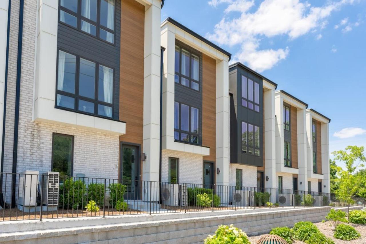 6 Bedroom Quiet Townhome! 6min To Airport & 15min To Downtown! Holiday home