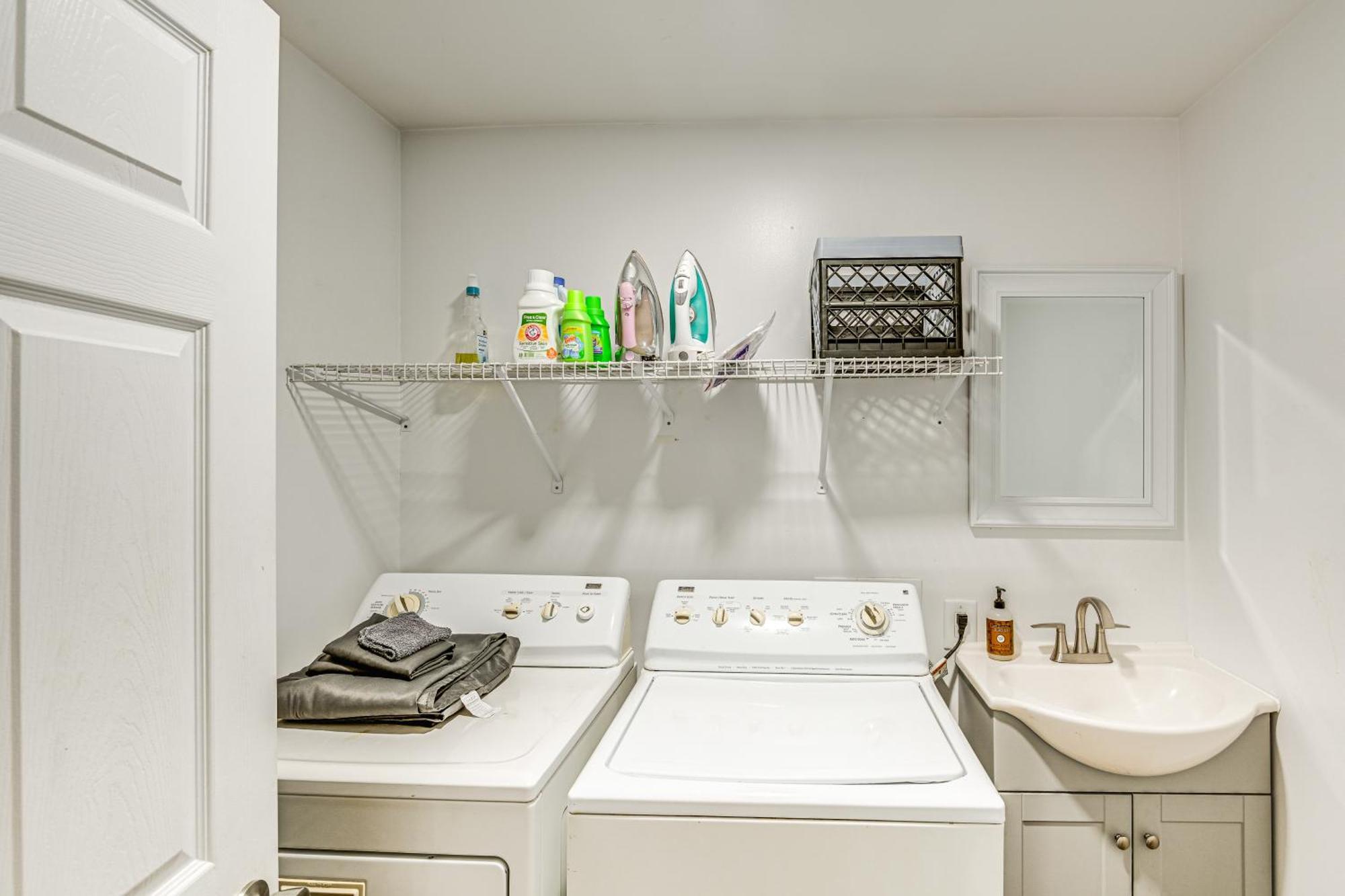 Modern Vacation About 3 Mi To Downtown! Holiday home