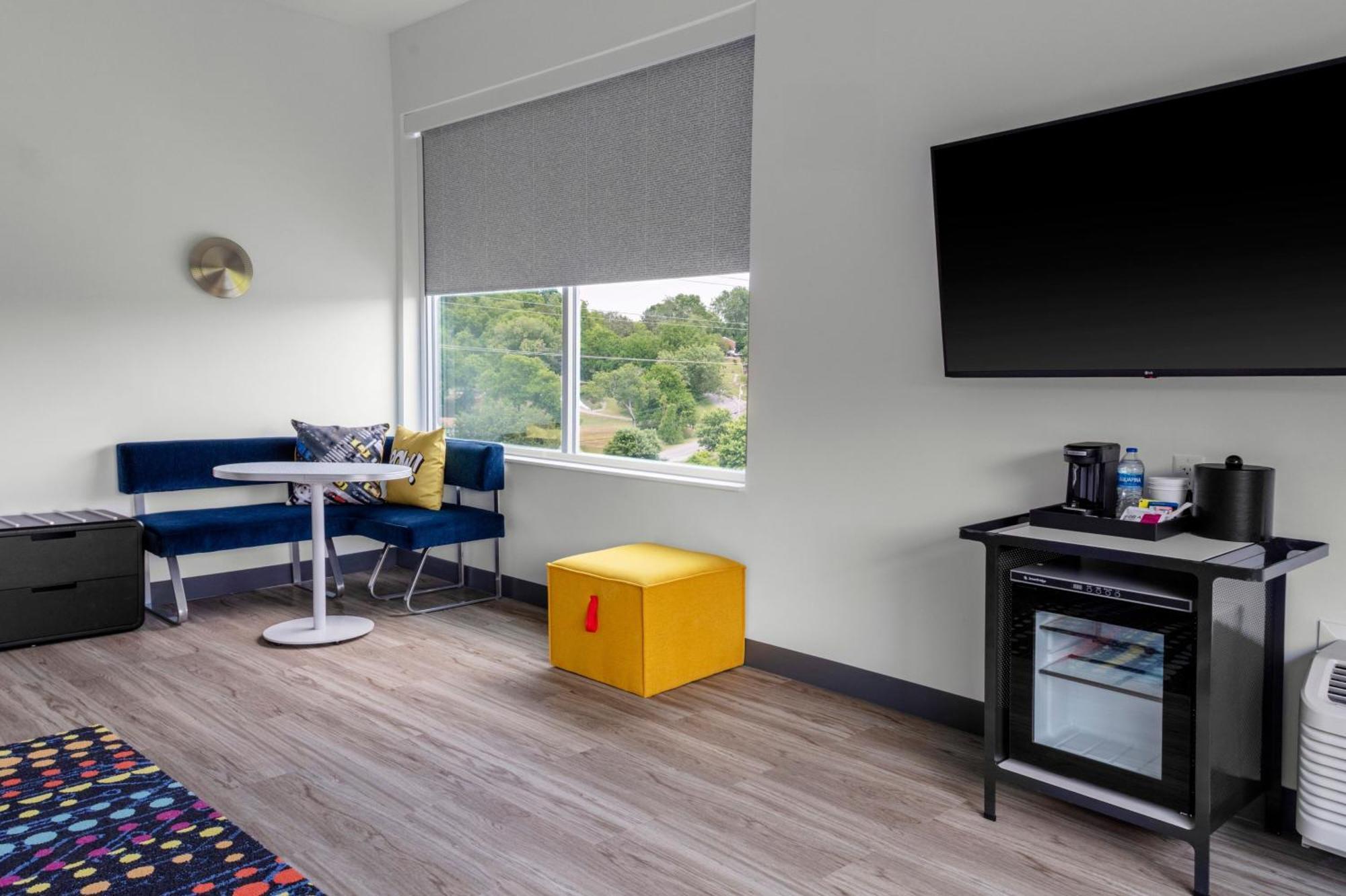 Aloft Airport 3*
