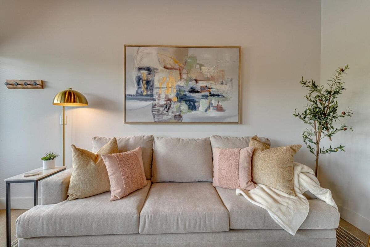 With 2 Queen Beds 7 Mins To Broadway Apartment Nashville