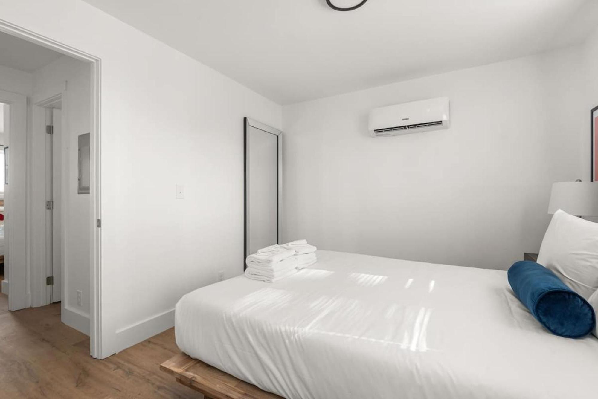 Living- A Stylish Escape Unit 6b Apts Nashville