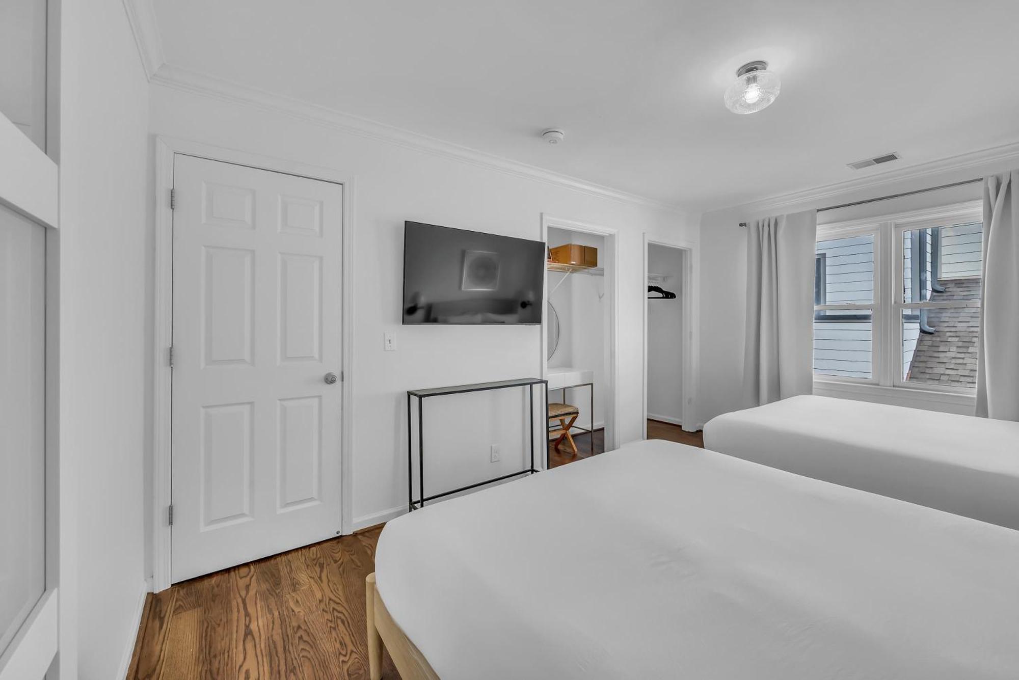 Stylish Near Downtown With 3 Bedrooms & 3 Baths, Walk To Dining & Coffee Shops, Private Yard With Grill, Smart Tvs In Every Room, Driveway Parking For 3, 24 Hr Hospitality Holiday home