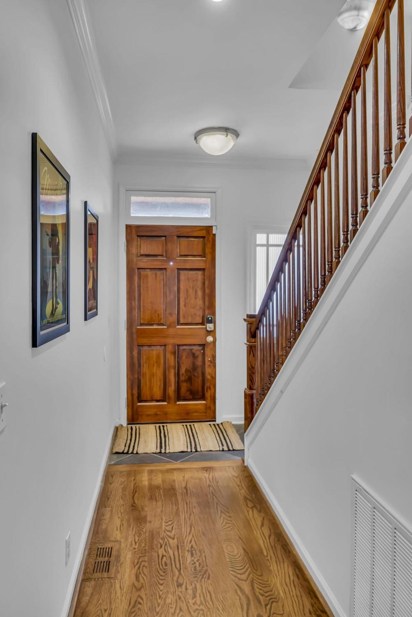 Stylish Near Downtown With 3 Bedrooms & 3 Baths, Walk To Dining & Coffee Shops, Private Yard With Grill, Smart Tvs In Every Room, Driveway Parking For 3, 24 Hr Hospitality *