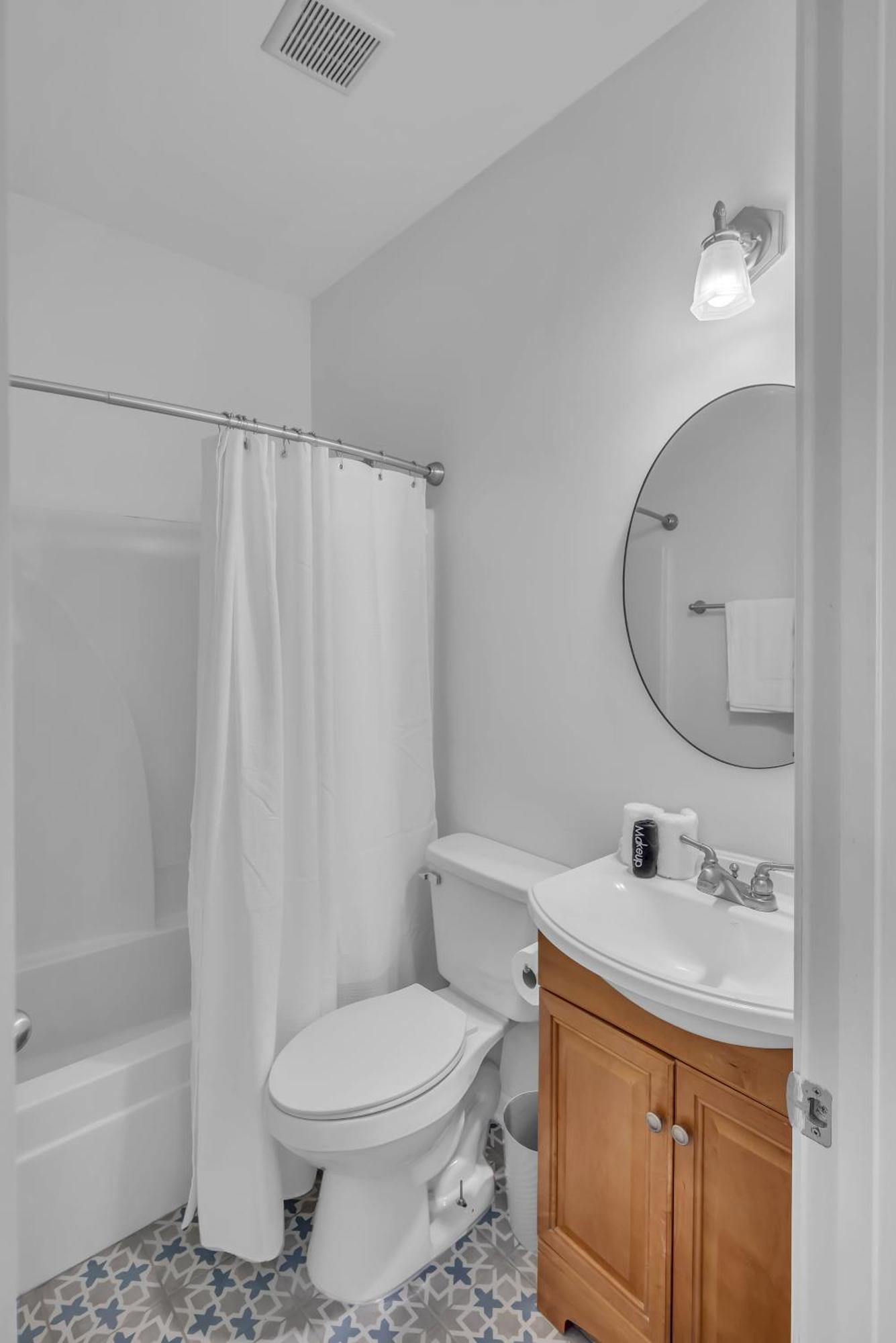 Holiday home Stylish Near Downtown With 3 Bedrooms & 3 Baths, Walk To Dining & Coffee Shops, Private Yard With Grill, Smart Tvs In Every Room, Driveway Parking For 3, 24 Hr Hospitality