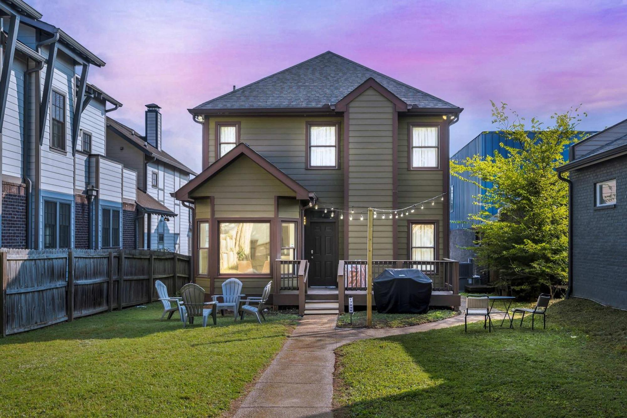 Stylish Near Downtown With 3 Bedrooms & 3 Baths, Walk To Dining & Coffee Shops, Private Yard With Grill, Smart Tvs In Every Room, Driveway Parking For 3, 24 Hr Hospitality Nashville