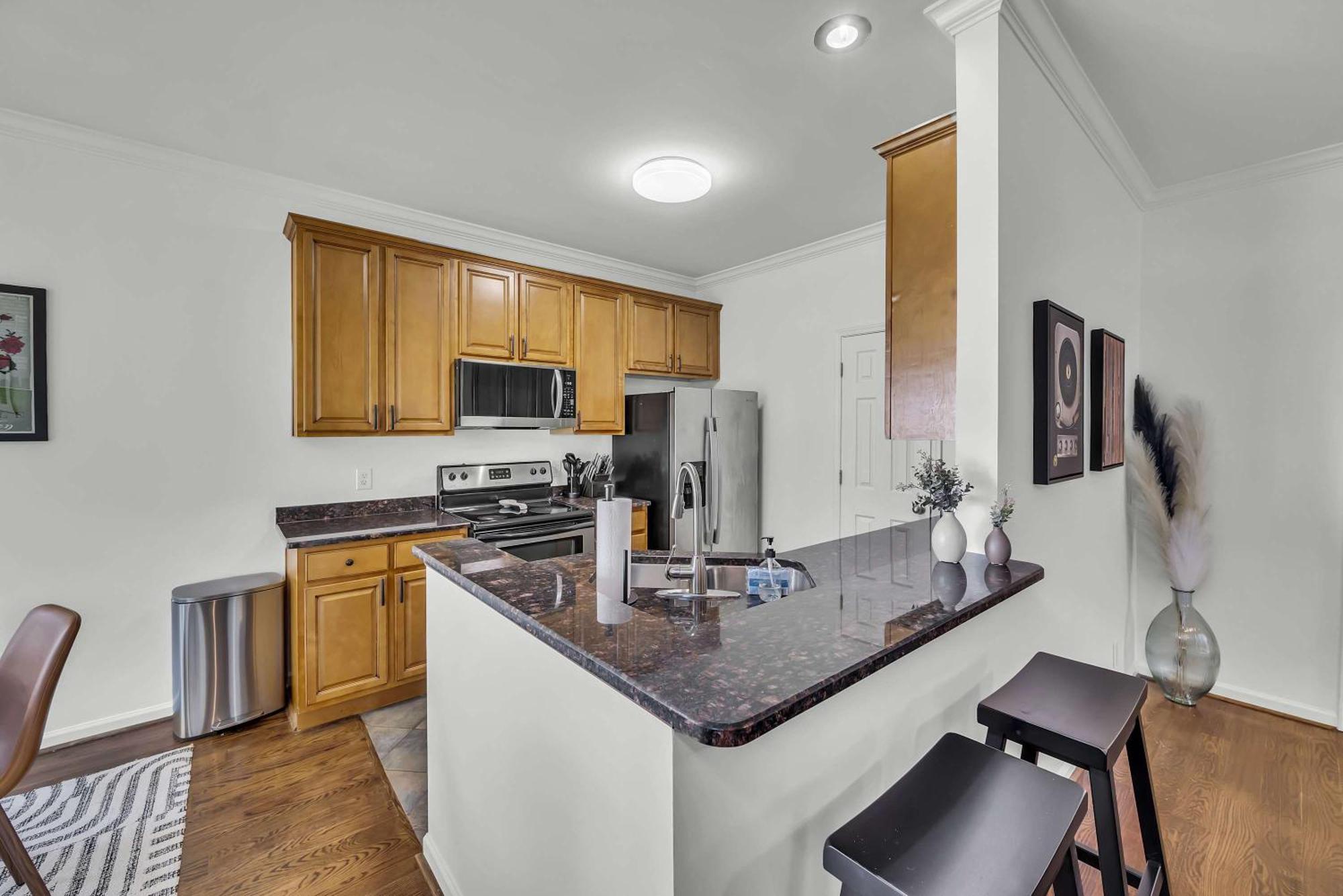 Holiday home Stylish Near Downtown With 3 Bedrooms & 3 Baths, Walk To Dining & Coffee Shops, Private Yard With Grill, Smart Tvs In Every Room, Driveway Parking For 3, 24 Hr Hospitality