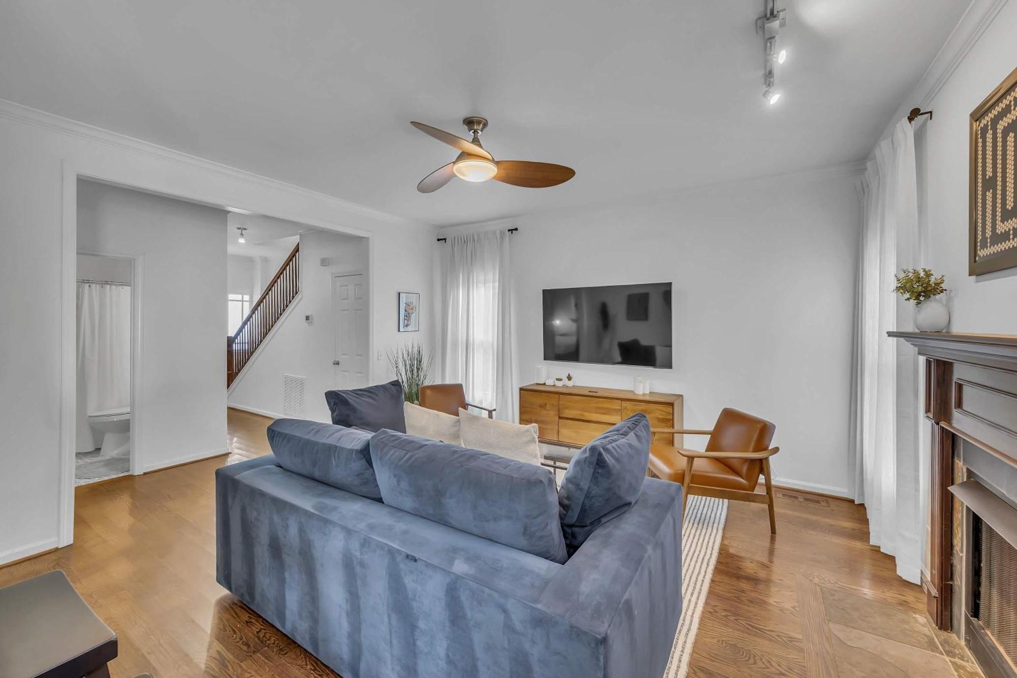Holiday home Stylish Near Downtown With 3 Bedrooms & 3 Baths, Walk To Dining & Coffee Shops, Private Yard With Grill, Smart Tvs In Every Room, Driveway Parking For 3, 24 Hr Hospitality Nashville