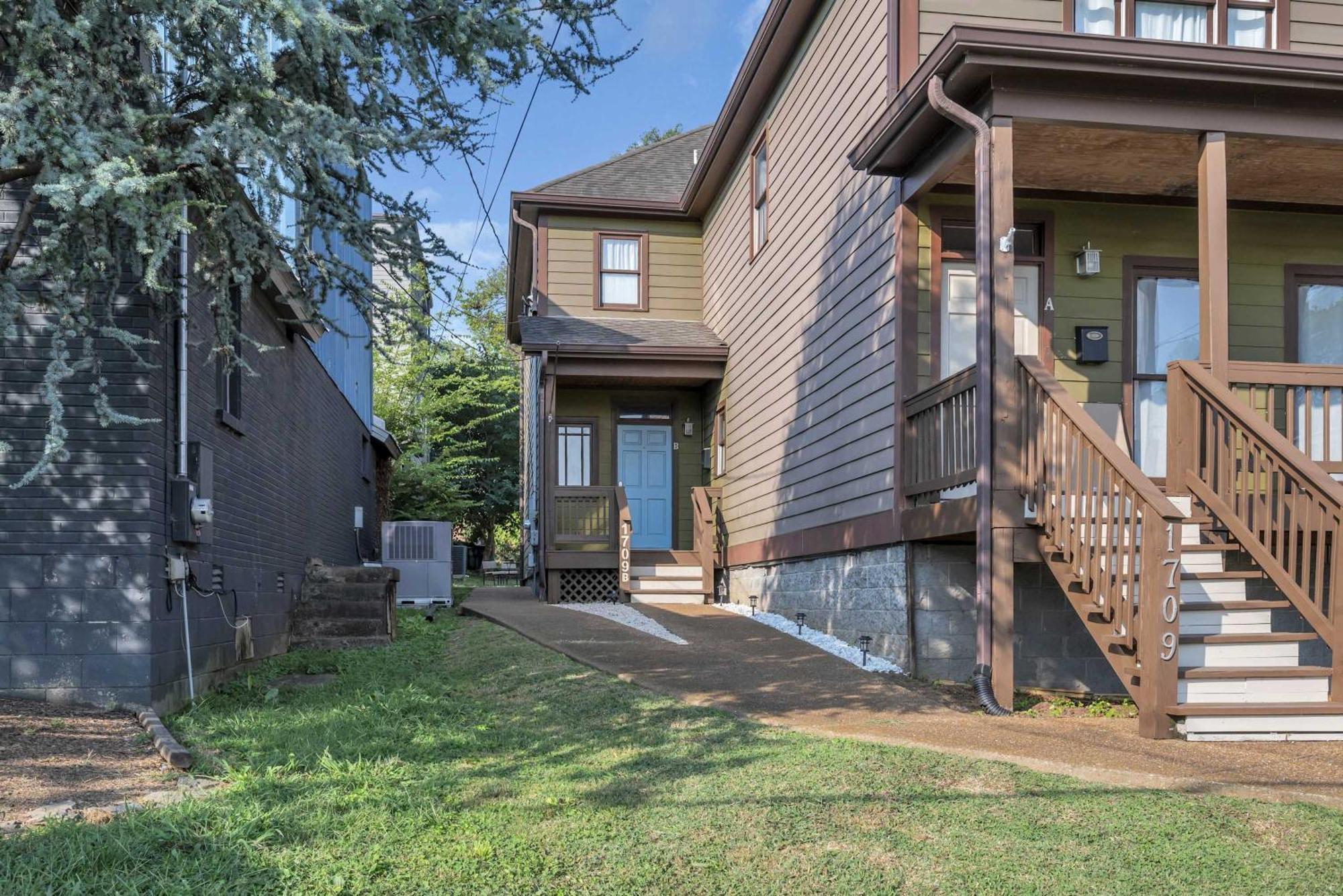 Holiday home Stylish Near Downtown With 3 Bedrooms & 3 Baths, Walk To Dining & Coffee Shops, Private Yard With Grill, Smart Tvs In Every Room, Driveway Parking For 3, 24 Hr Hospitality