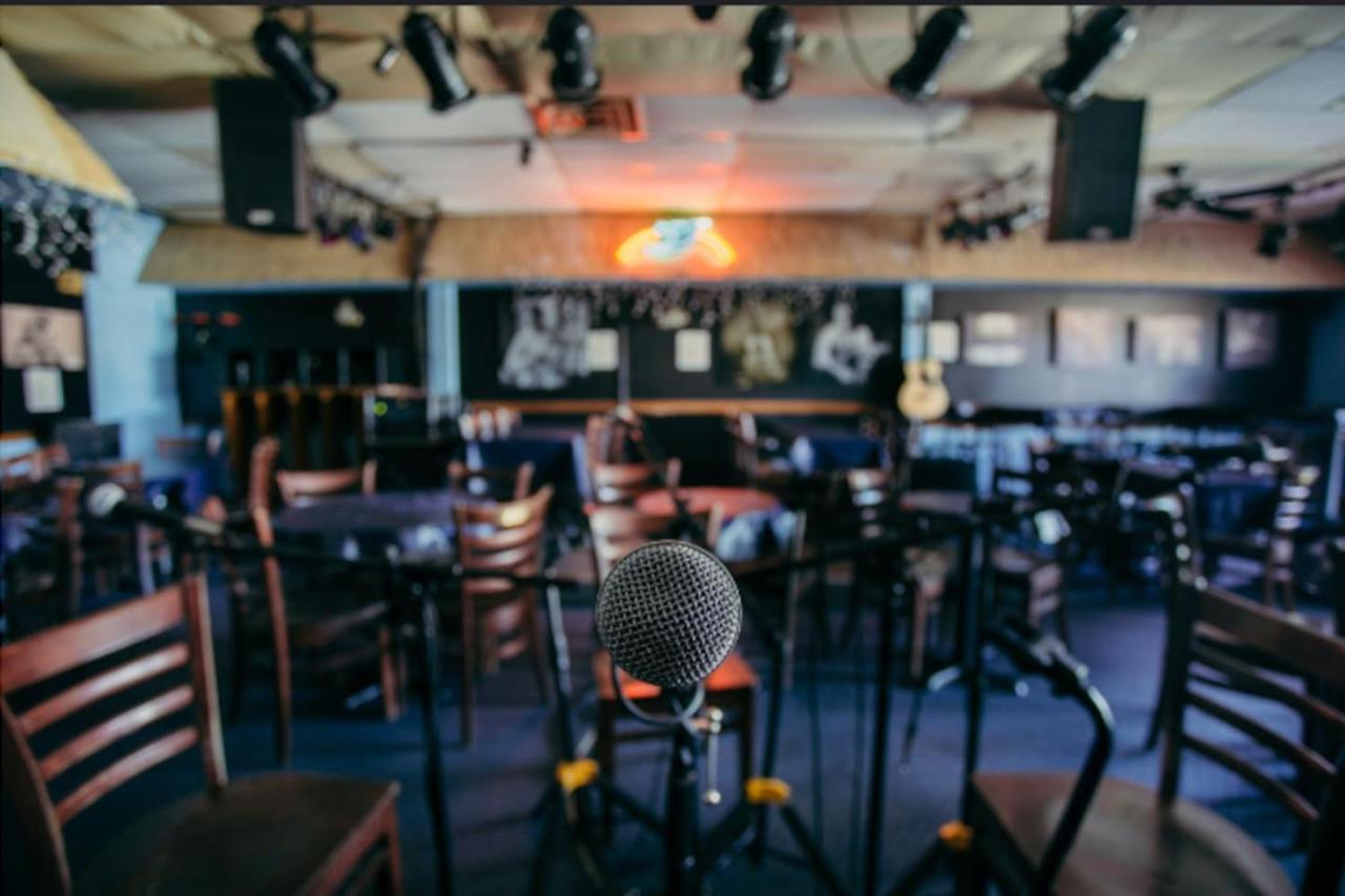 Cozy Getaway Mins To Downtown, Broadway Airport Holiday home