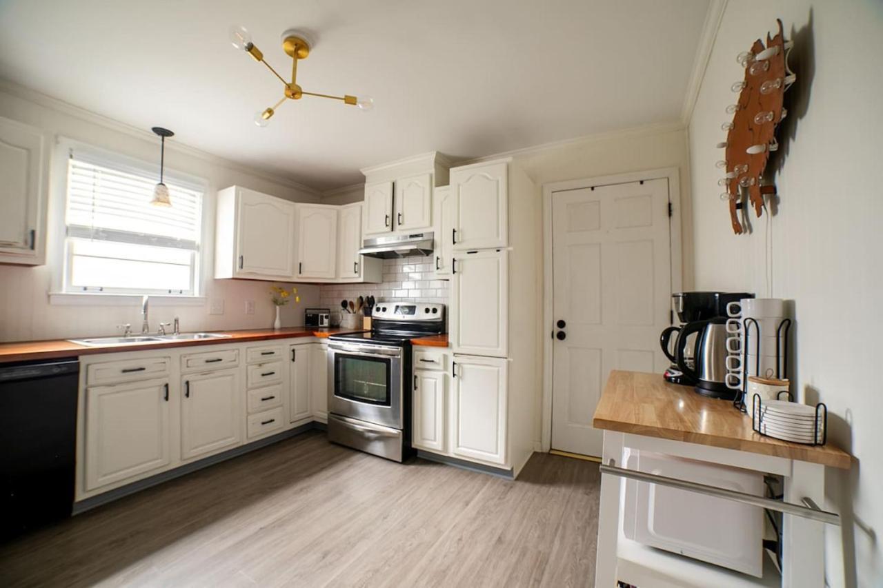 Cozy Getaway Mins To Downtown, Broadway Airport Holiday home *