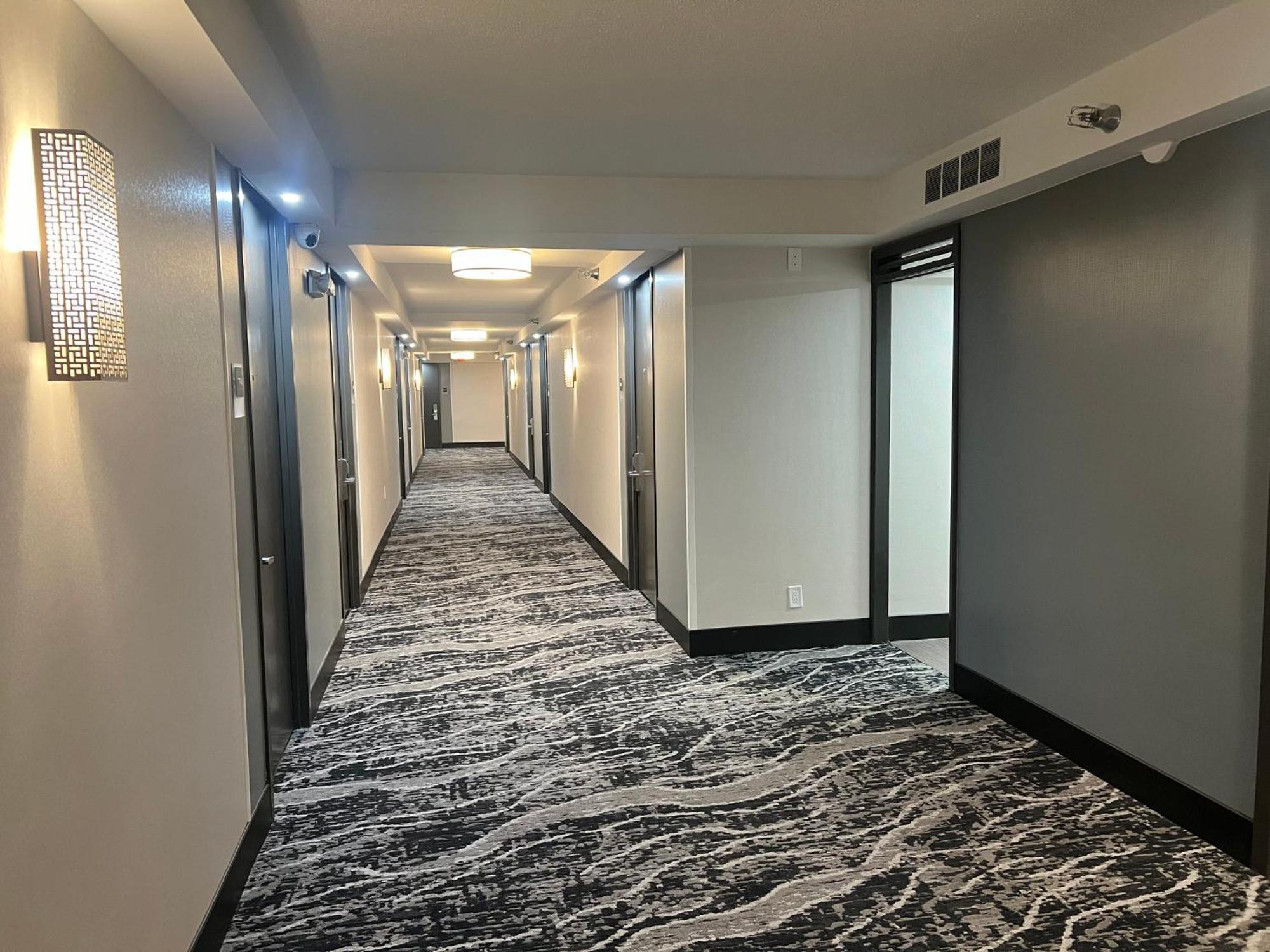 Hotel Downtown - Stadium By Ihg