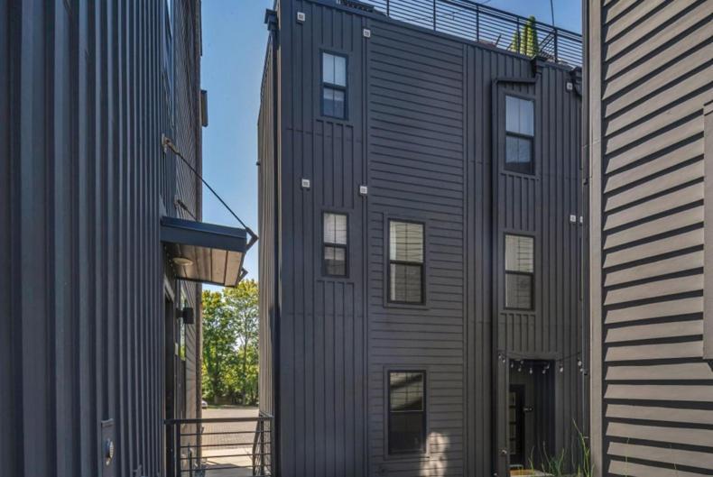 10 Min Drive Downtown, Roof Deck, Pet Friendly *