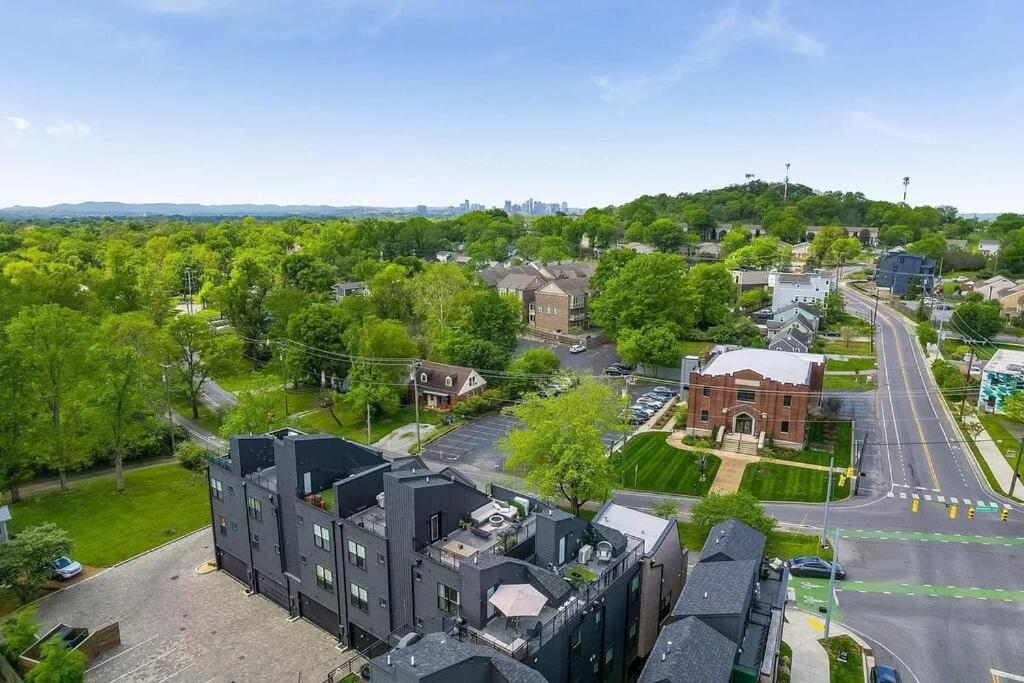 10 Min Drive Downtown, Roof Deck, Pet Friendly Holiday home *