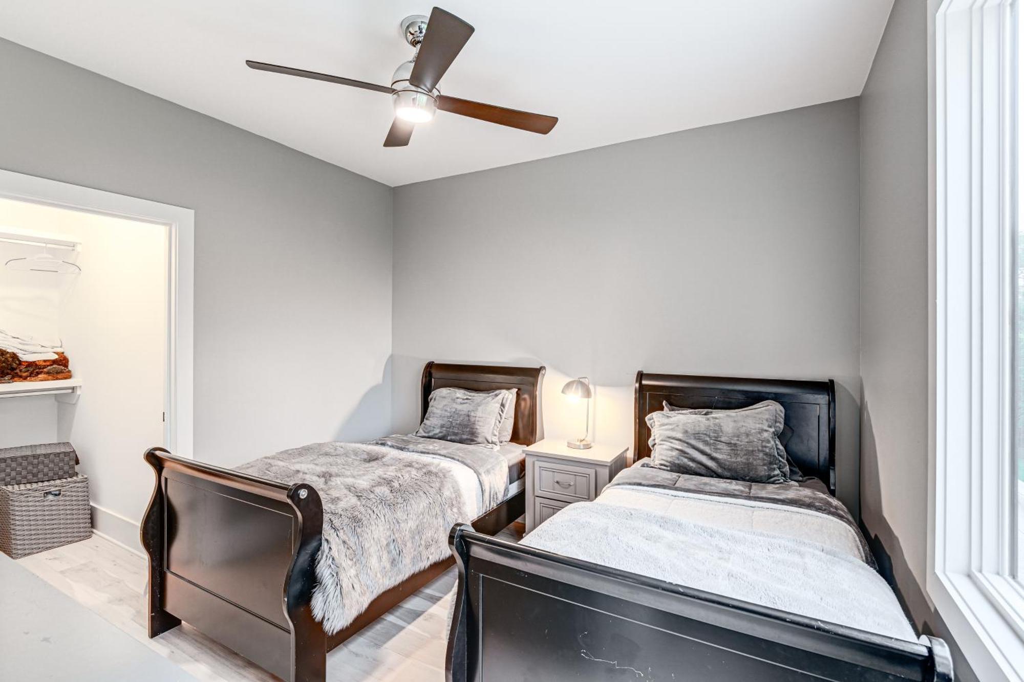 1 Mi To Downtown Townhome With Balcony! *