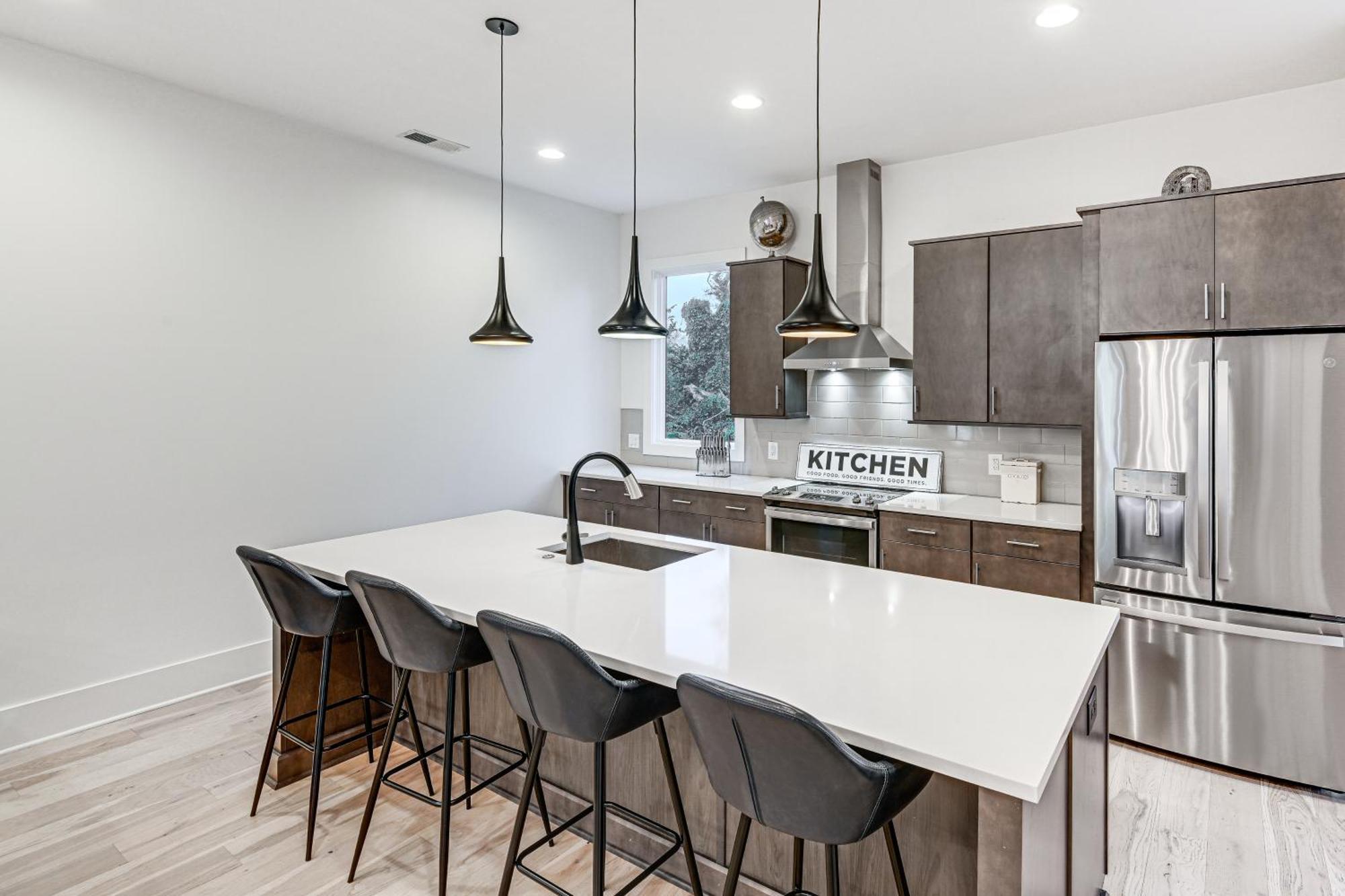 1 Mi To Downtown Townhome With Balcony! Holiday home *