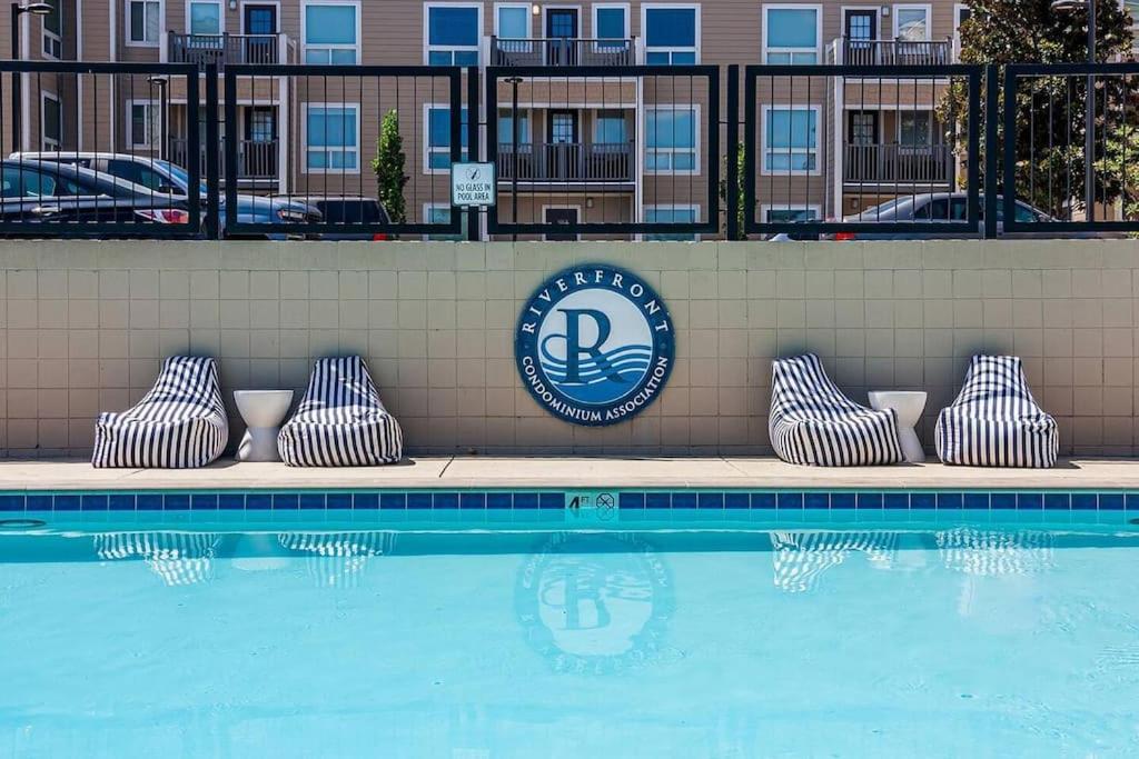 Downtown Riverfront Apartment *