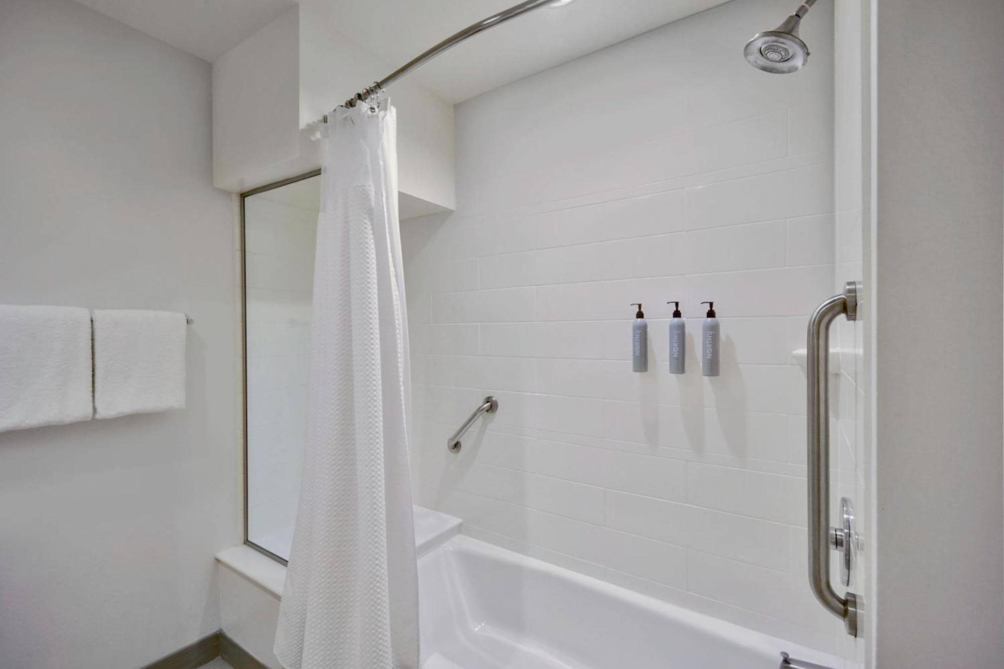 Courtyard By Marriott Green Hills Hotel 3*