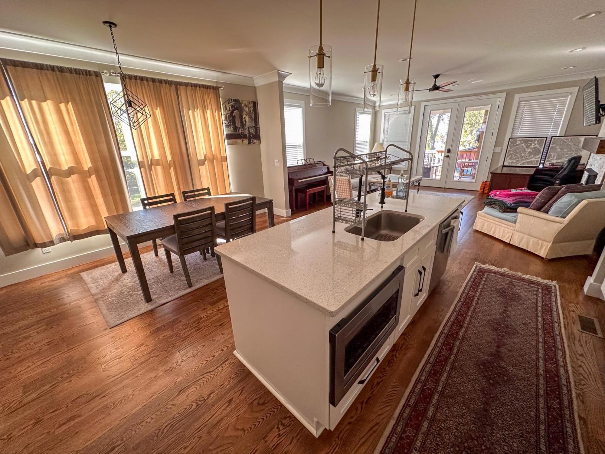 7 Min From Broadway! 3 Bed 2.5 Bath