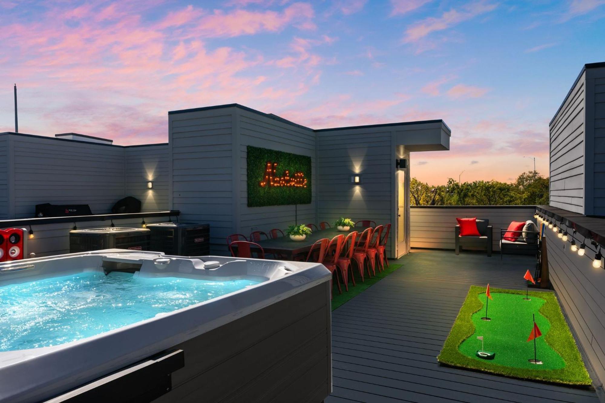 Holiday home The Americana Abode Rooftop Hot Tub Game