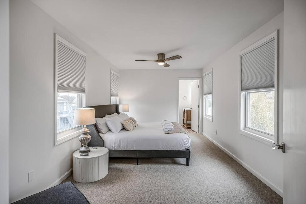 Holiday home Charming Spacious - 10 Mins To Downtown!