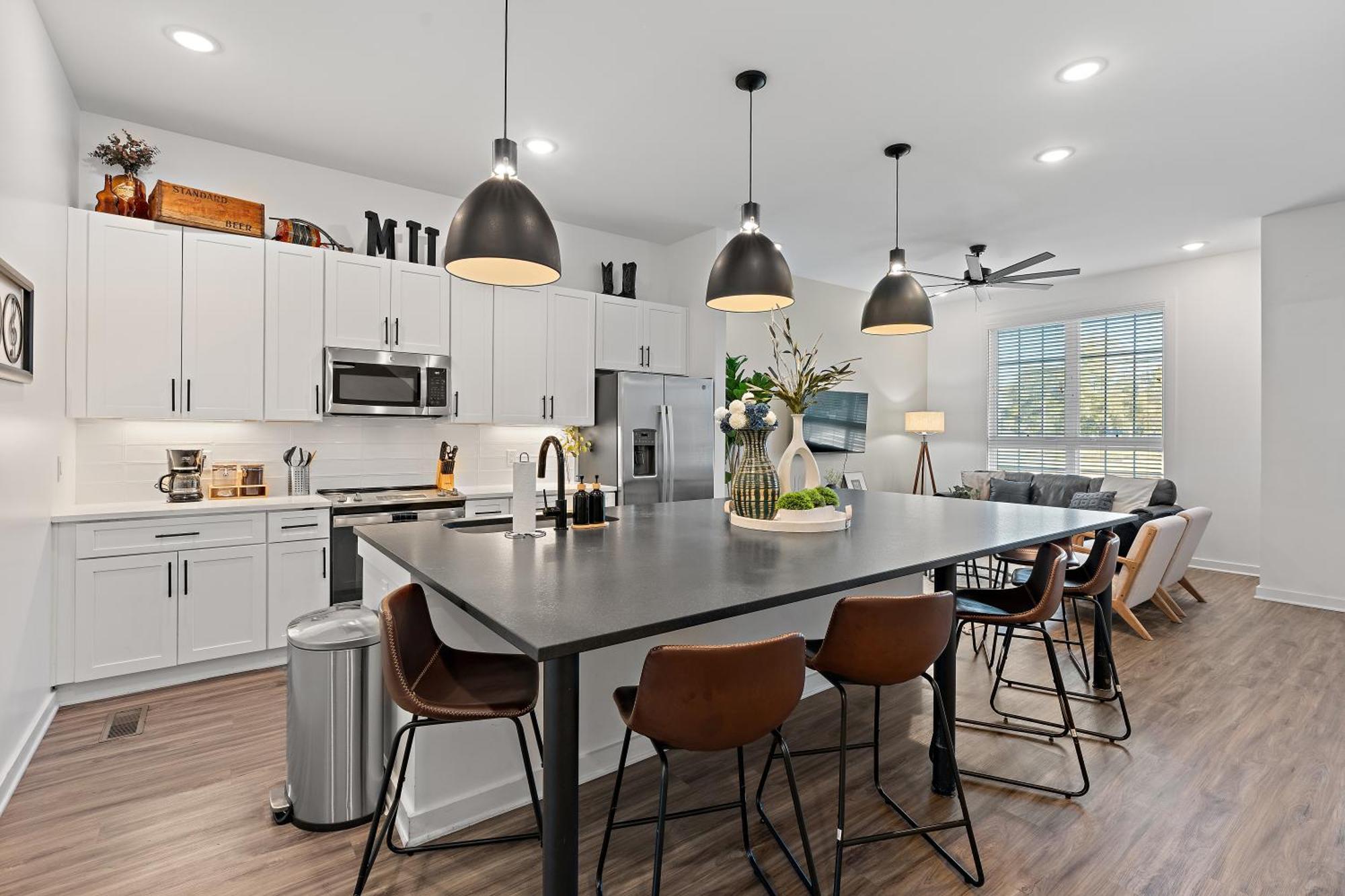 Huge With Patio - Walk To Shops, Food, Brewery *