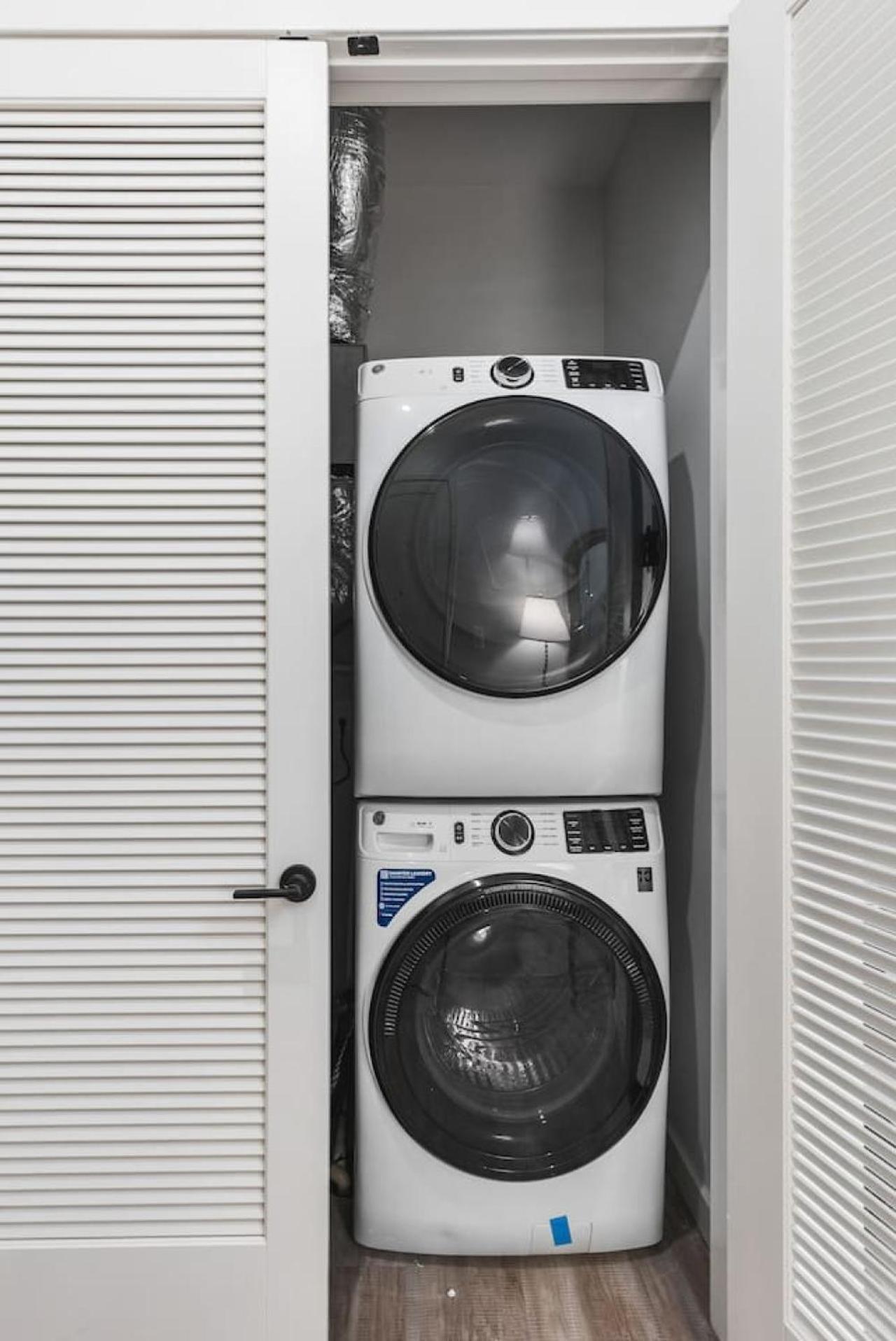 Upscale Music Row Corner Unit With Patio Rooftop With View And Gym Nashville