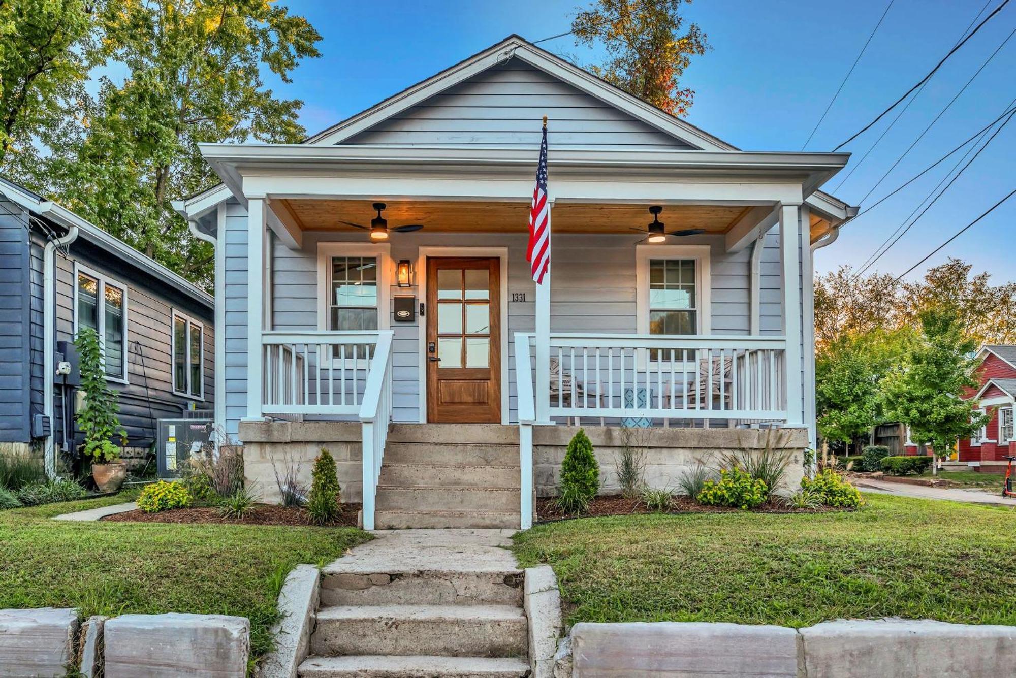 Fully Furnished With Deck Near Center Holiday home *