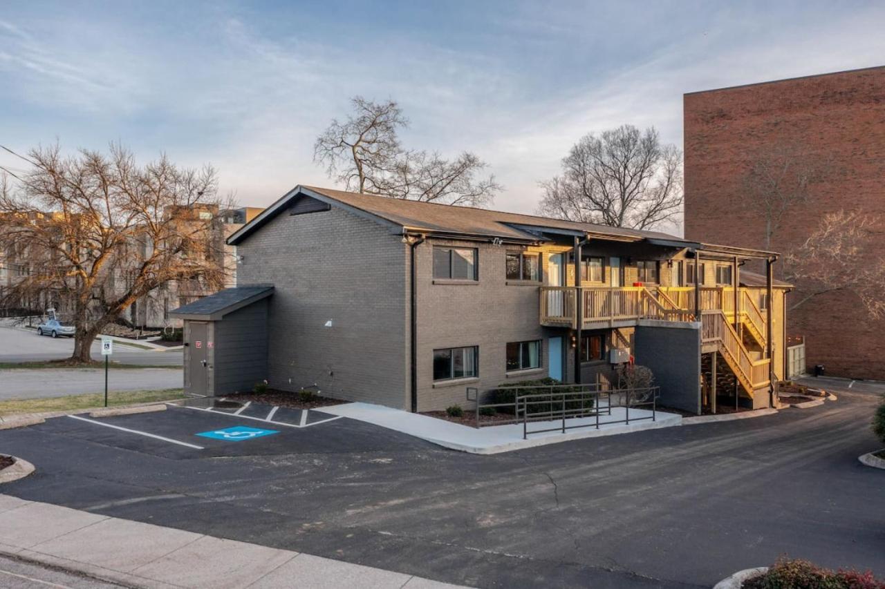 Multi-condo Building With 7 Units 15 Bedrooms 22 Beds And Free Parking *