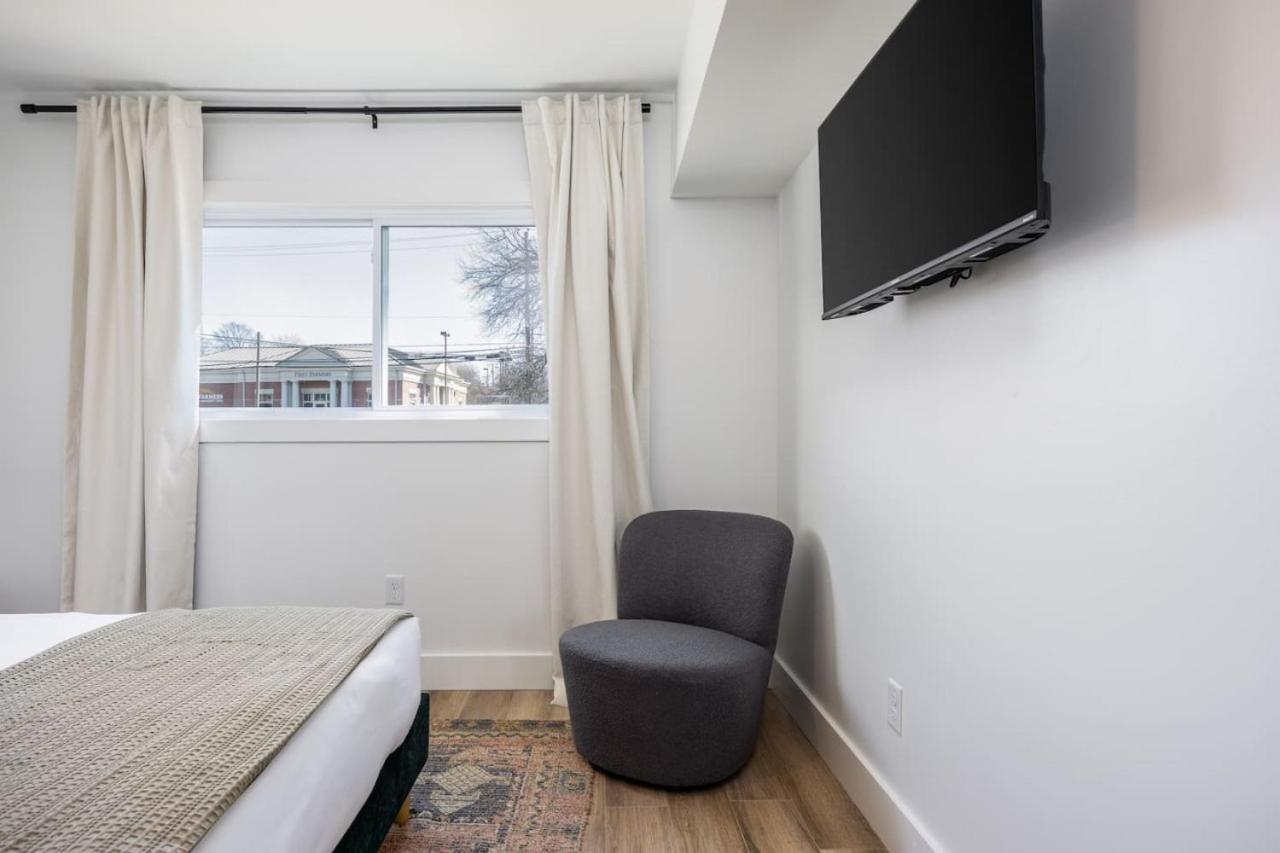 Multi-condo Building With 7 Units 15 Bedrooms 22 Beds And Free Parking