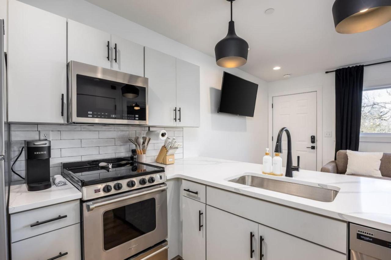 Multi-condo Building With 7 Units 15 Bedrooms 22 Beds And Free Parking