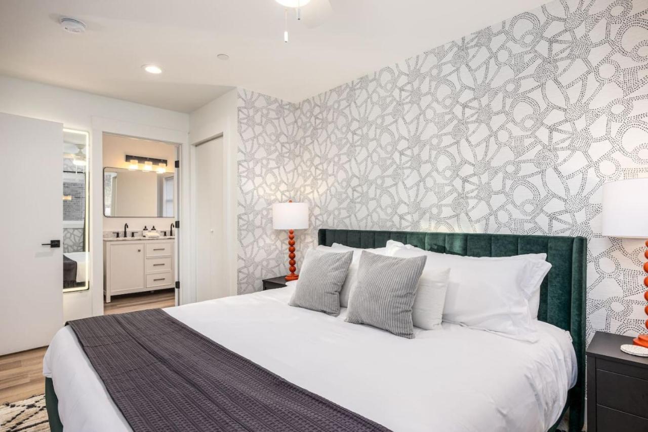 Holiday home Multi-condo Building With 7 Units 15 Bedrooms 22 Beds And Free Parking *