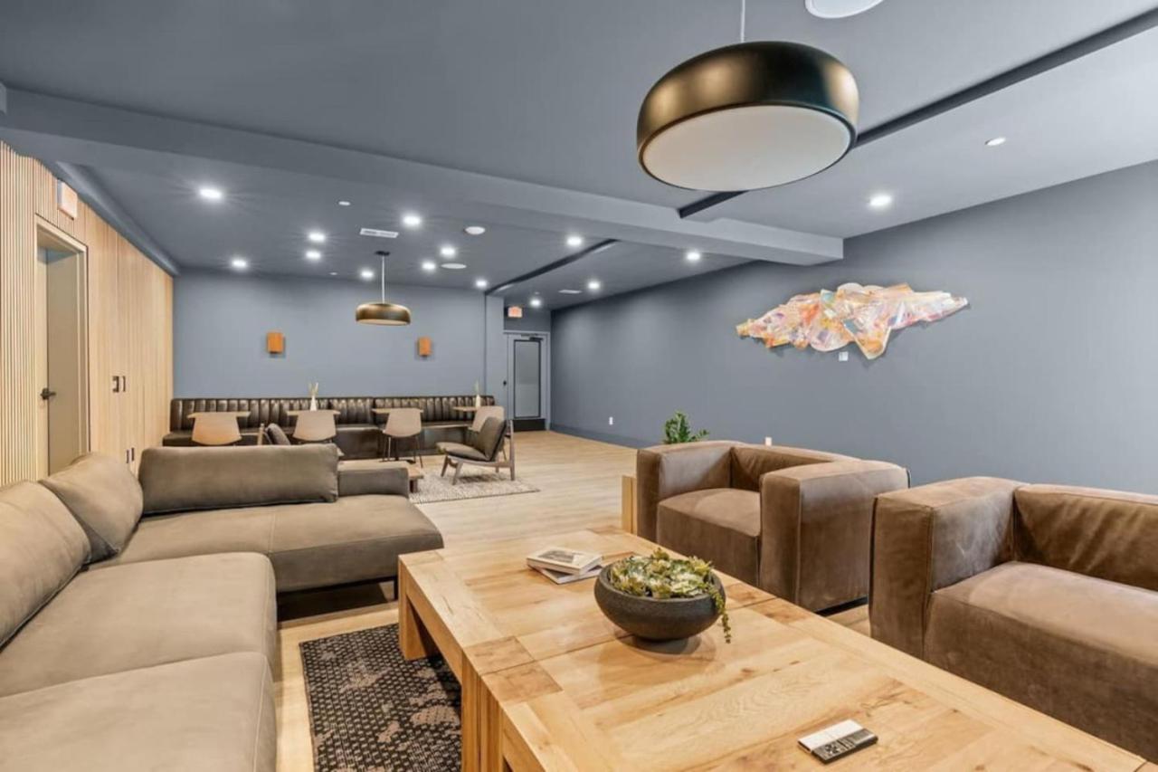 Luxury In The Gulch With Patio Pool Walk To Broadway Apartment