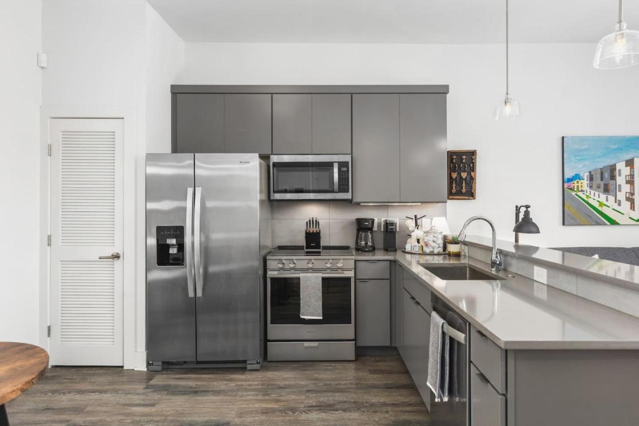 Apartment Private Balcony And Free Parking 2 Miles To Downtown
