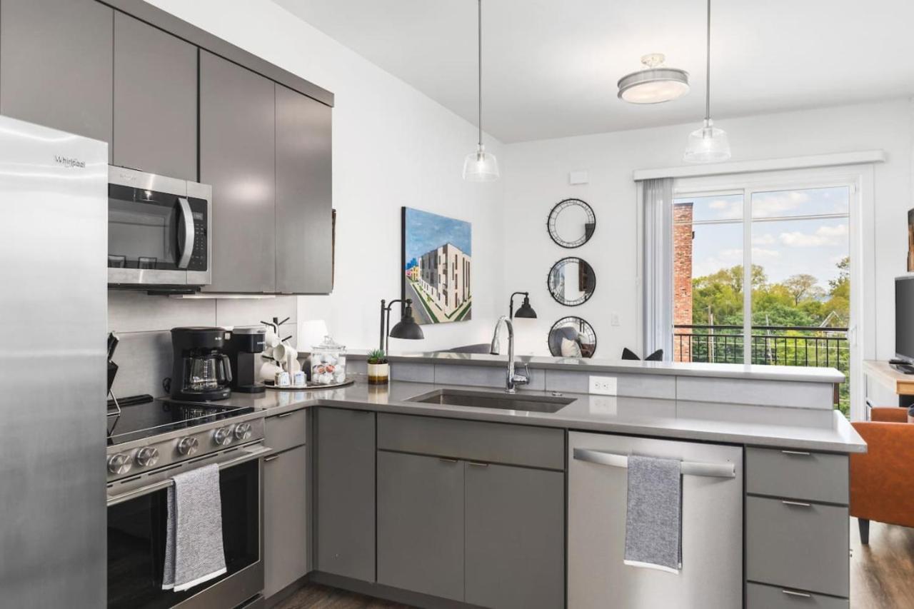Private Balcony And Free Parking 2 Miles To Downtown Apartment *