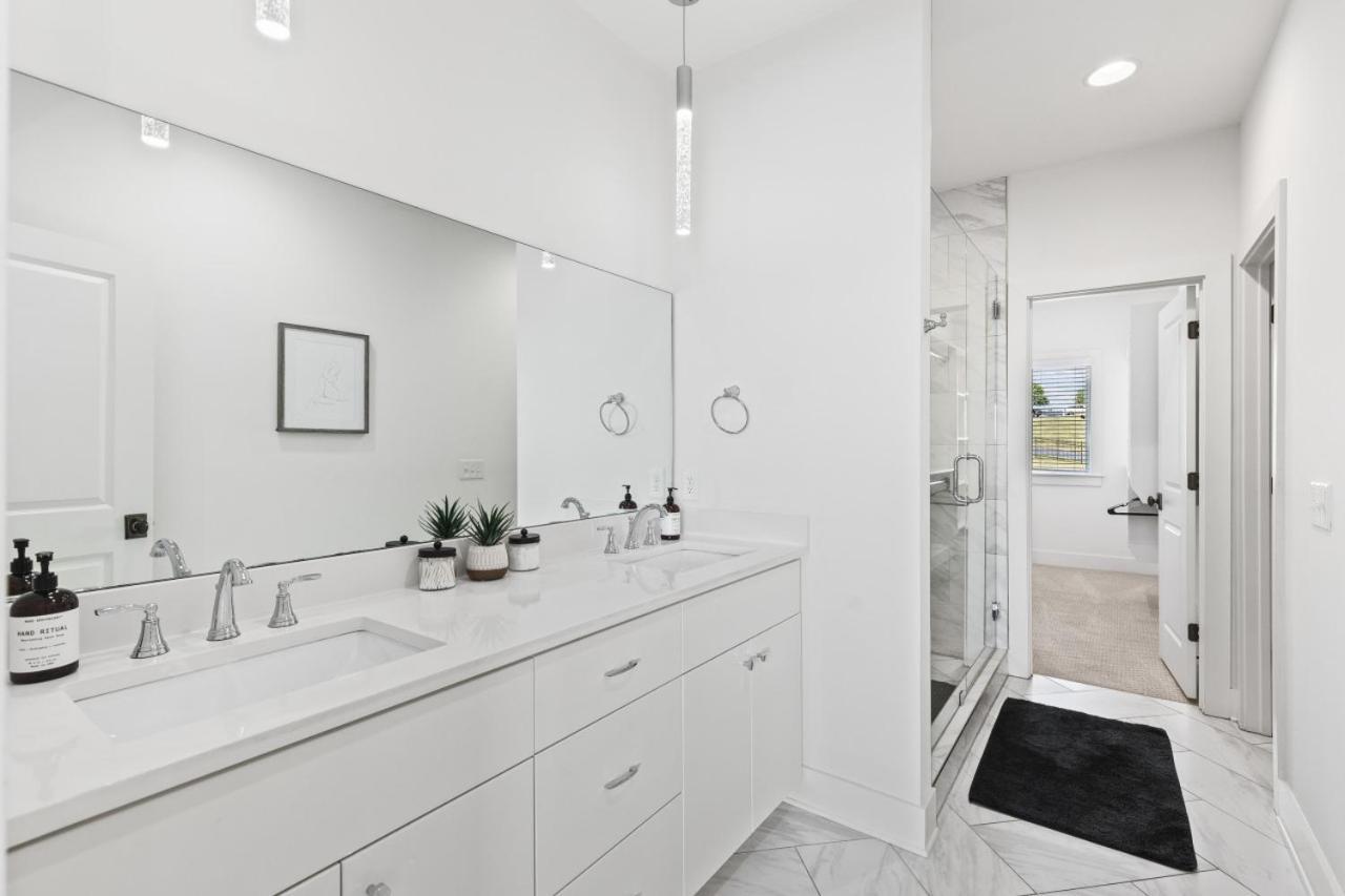 Walk To 12 South And Belmont With Garage Firepit And Patio Holiday home *